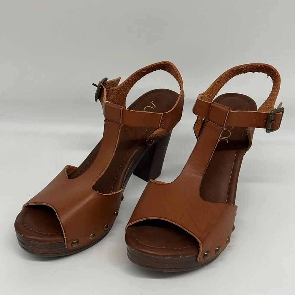 Sugar Quele Brown Vegan Leather Brass Studded Block Faux Wood Heeled Sandals 6.5